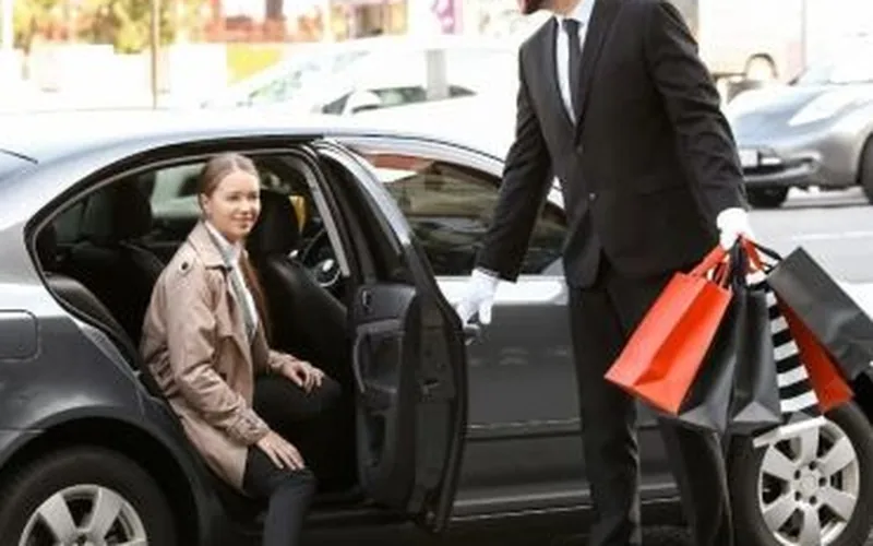 Hourly chauffeur hire in London London chauffeur assisting shopping client with bags — Chauffeurz hourly hire service for Bond Street, Mayfair and Knightsbridge