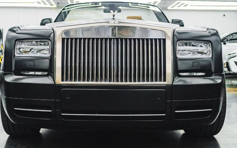 Luxury class chauffeur — Rolls-Royce Phantom London Black Rolls-Royce Phantom luxury chauffeur car — Chauffeurz ultra-premium fleet London