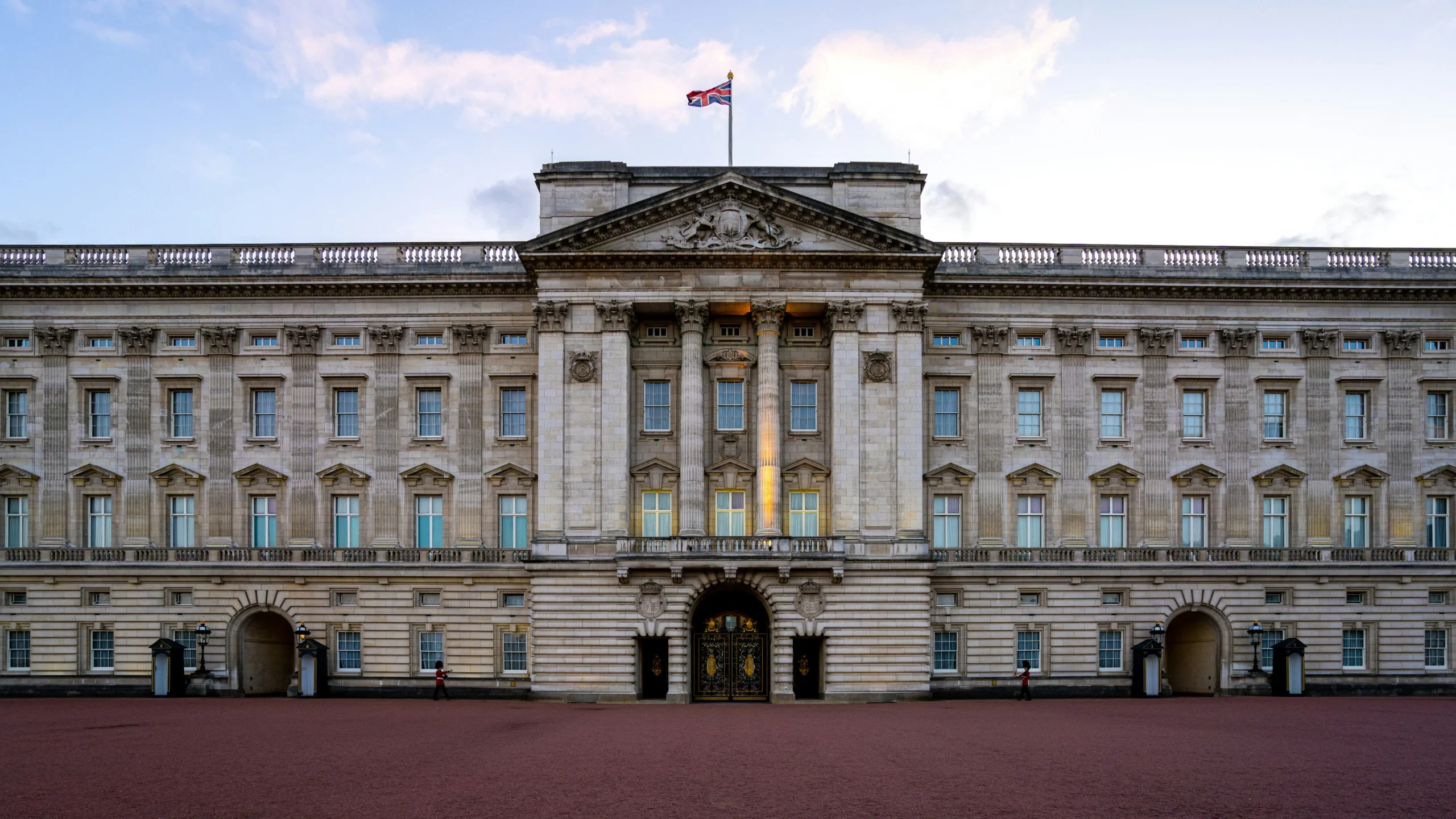 what-is-the-best-time-to-visit-buckingham-palace