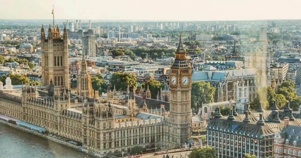 Aerial view of Big Ben, the Houses of Parliament and Westminster Bridge on the Thames — London Highlights private tour by car with Chauffeurz