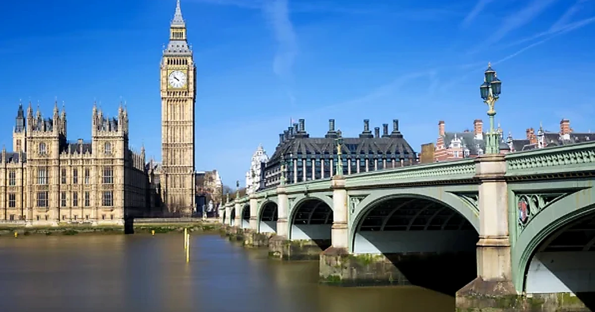 Big Ben and Westminster Bridge on the Thames, London Highlights private tour by car with Chauffeurz