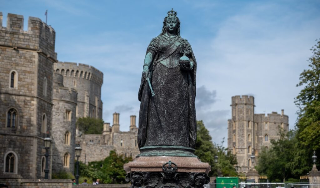Queen Victoria statue in front of Windsor Castle — private chauffeur tour from London with Chauffeurz