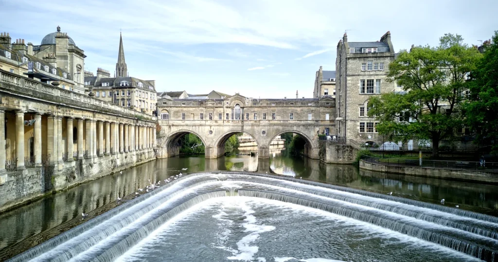 Pulteney Bridge and the River Avon weir in Bath — Stonehenge and Bath private tour from London with Chauffeurz