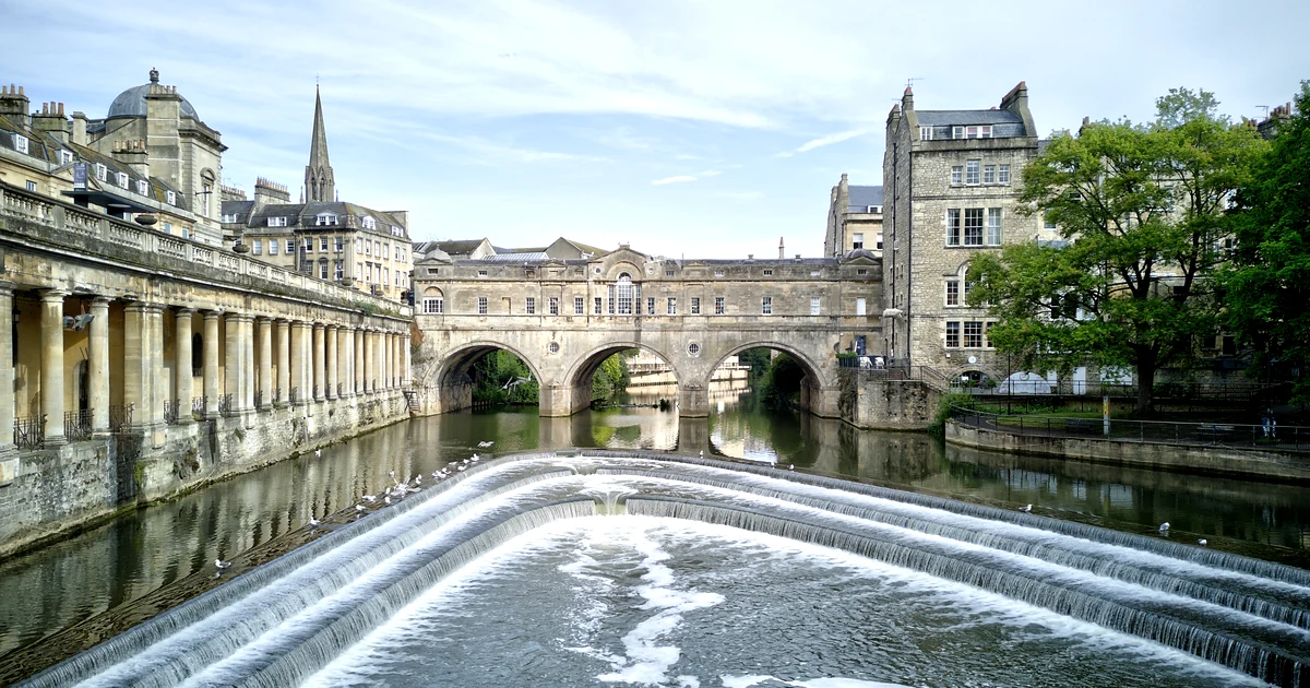 Pulteney Bridge and the River Avon weir in Bath, Stonehenge and Bath private tour from London with Chauffeurz